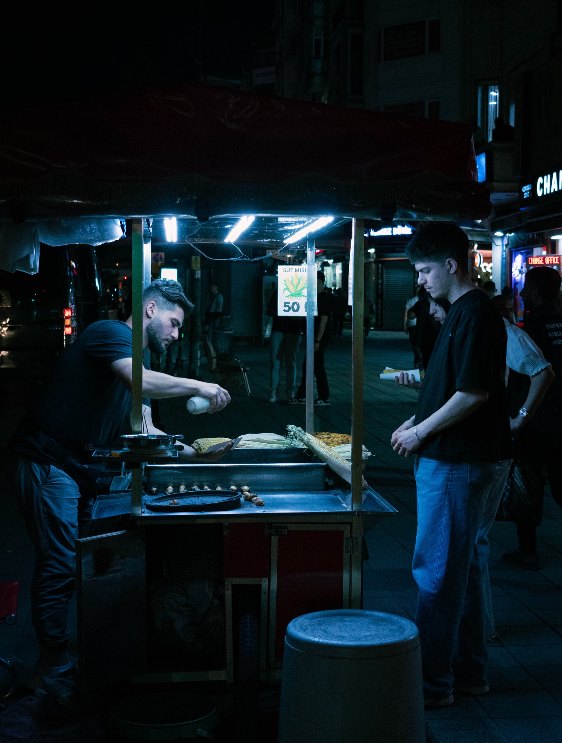 Vendedor a grelhar milho à noite, Istambul