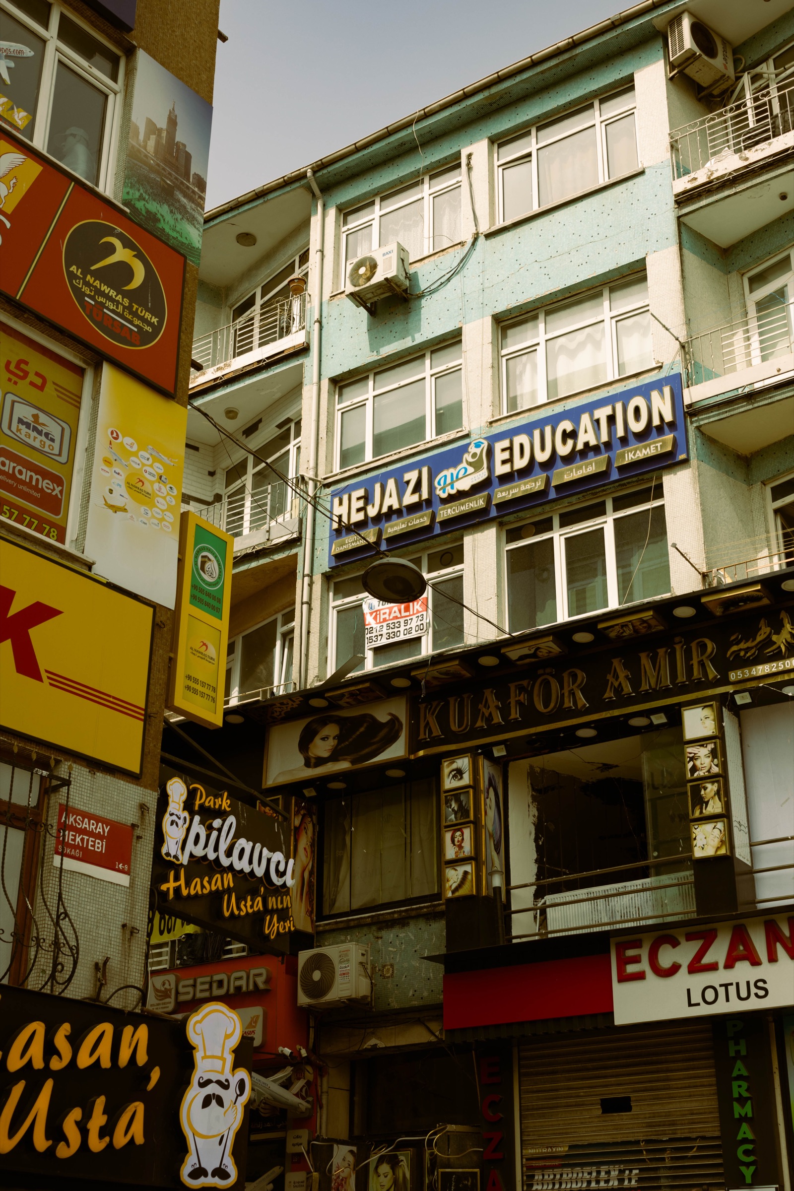 Letreiros sobrepostos numa rua lateral, Istambul