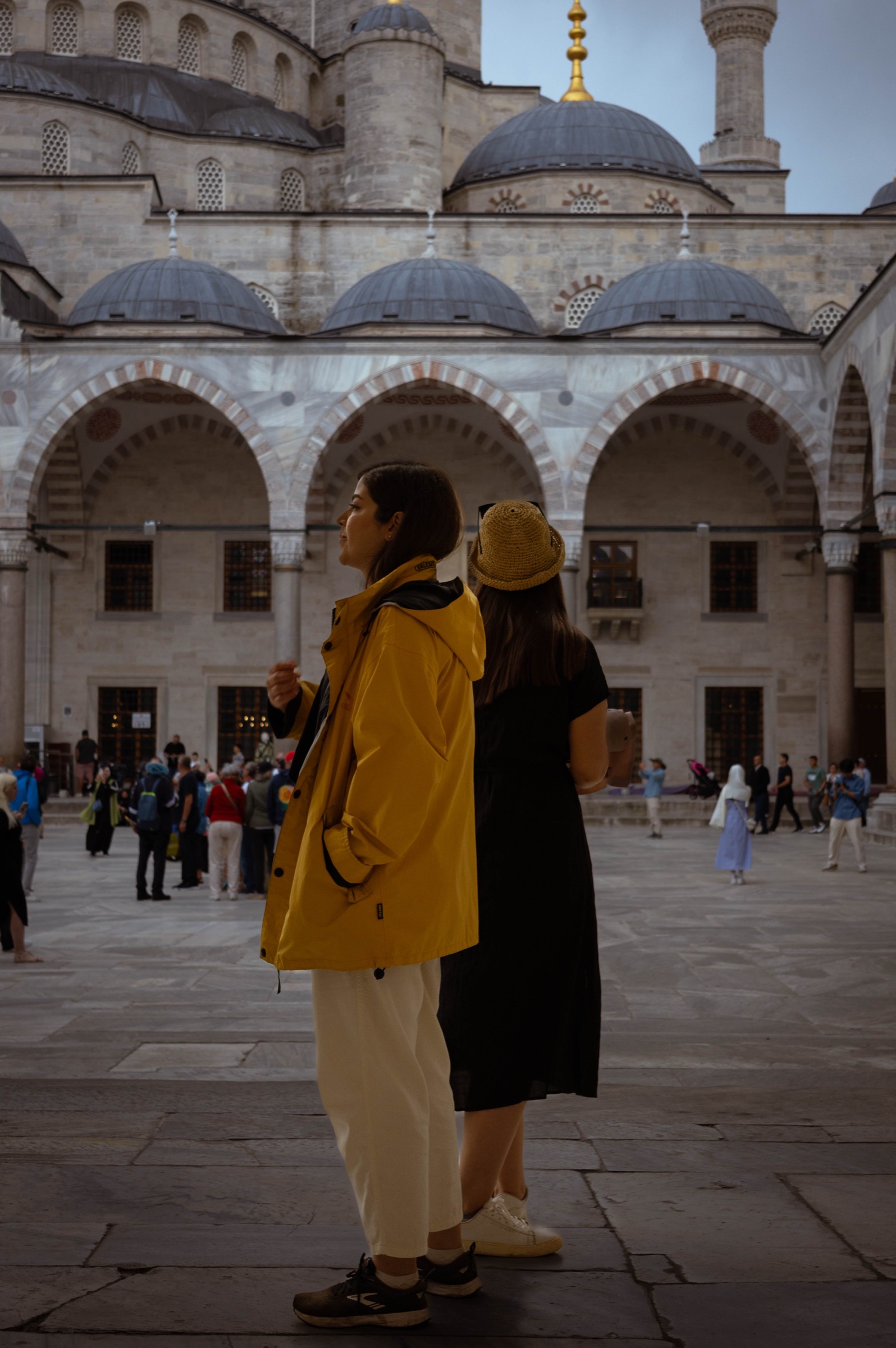 Visitantes sob as arcadas do pátio da Mesquita Azul