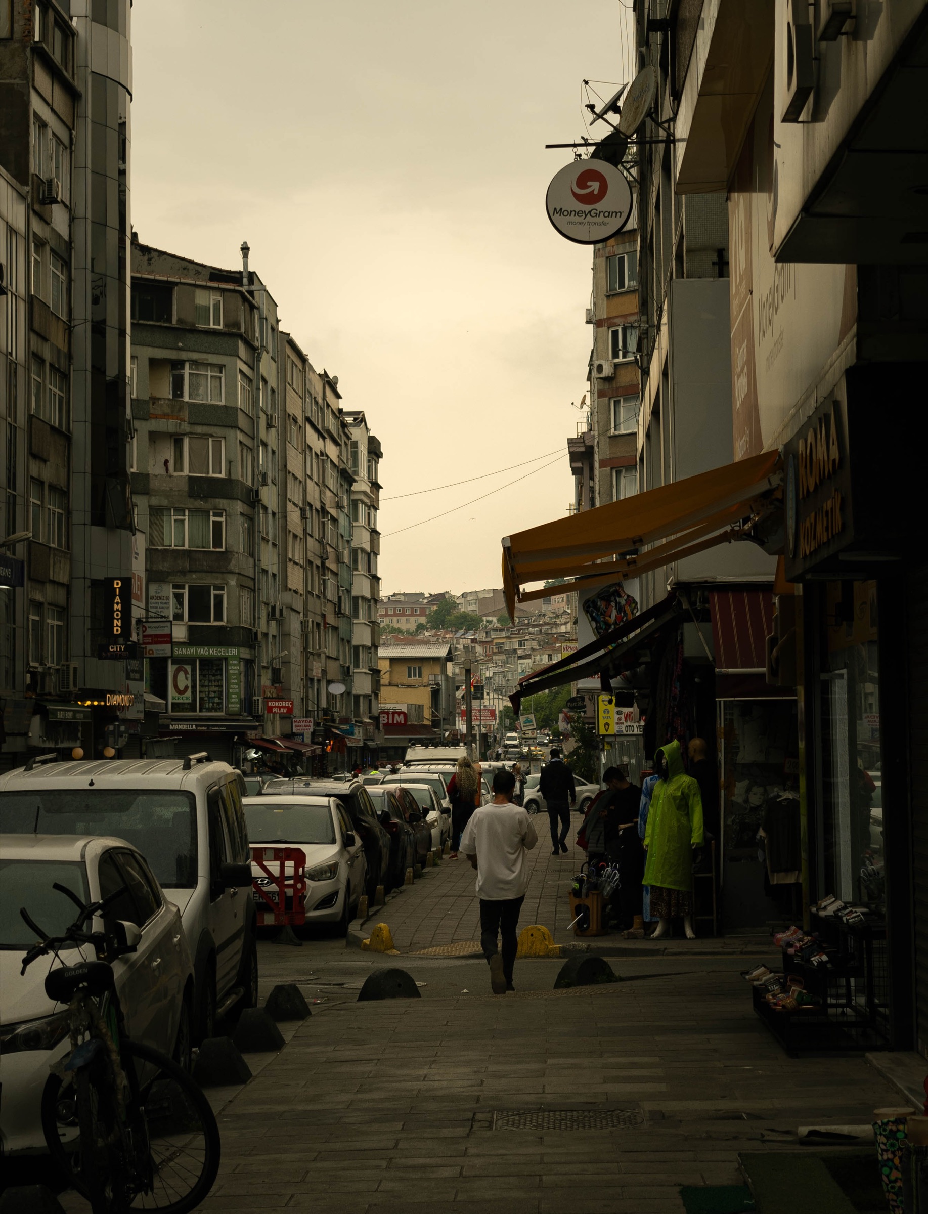 Uma rua pedonal entre prédios, Istambul