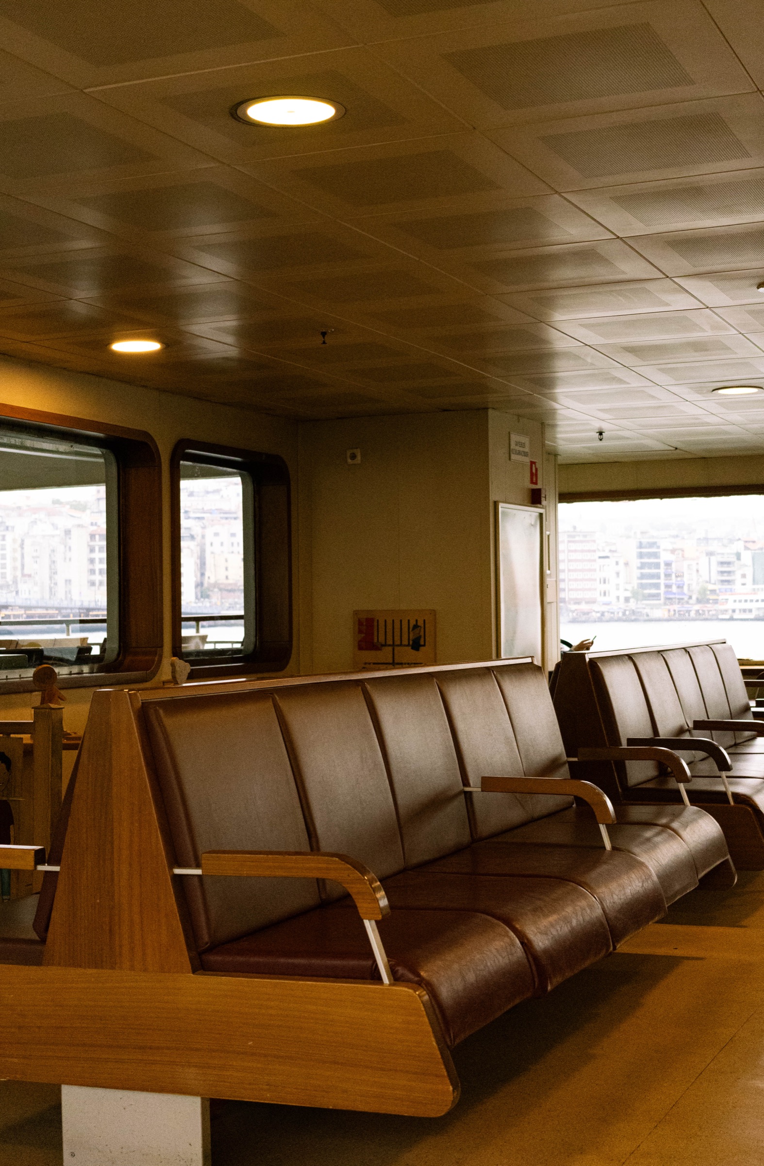 Bancos vazios num ferry no Bósforo