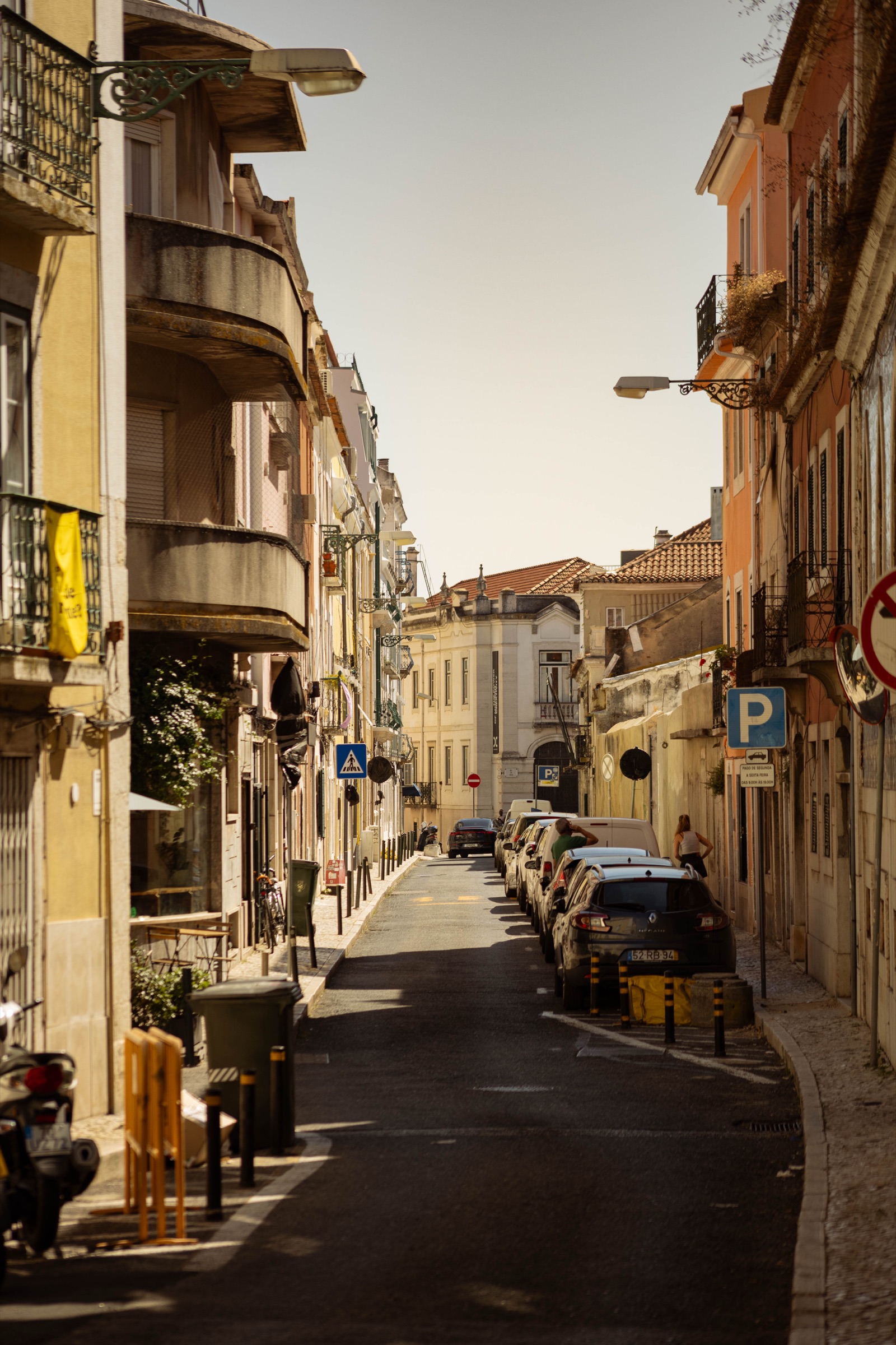Rua residencial tranquila em Lisboa
