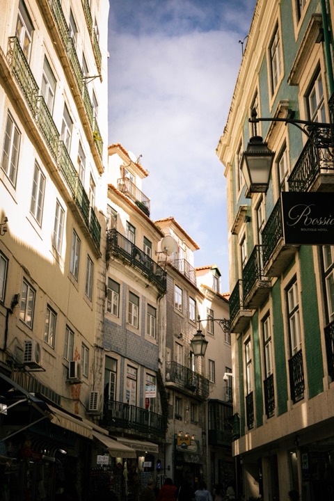Rua estreita entre prédios de azulejo perto do Rossio, Lisboa