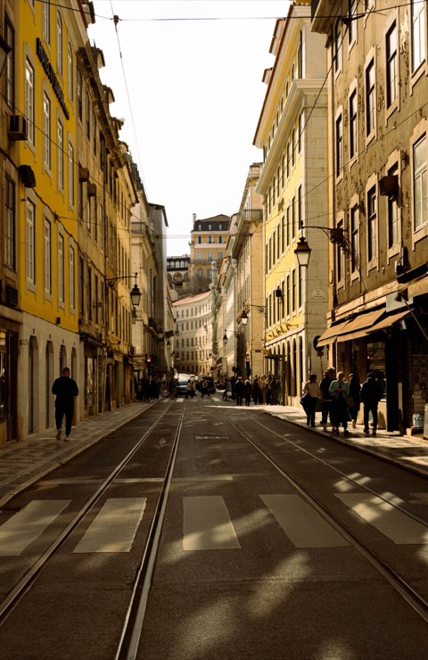 Rua entre prédios amarelos na Baixa de Lisboa