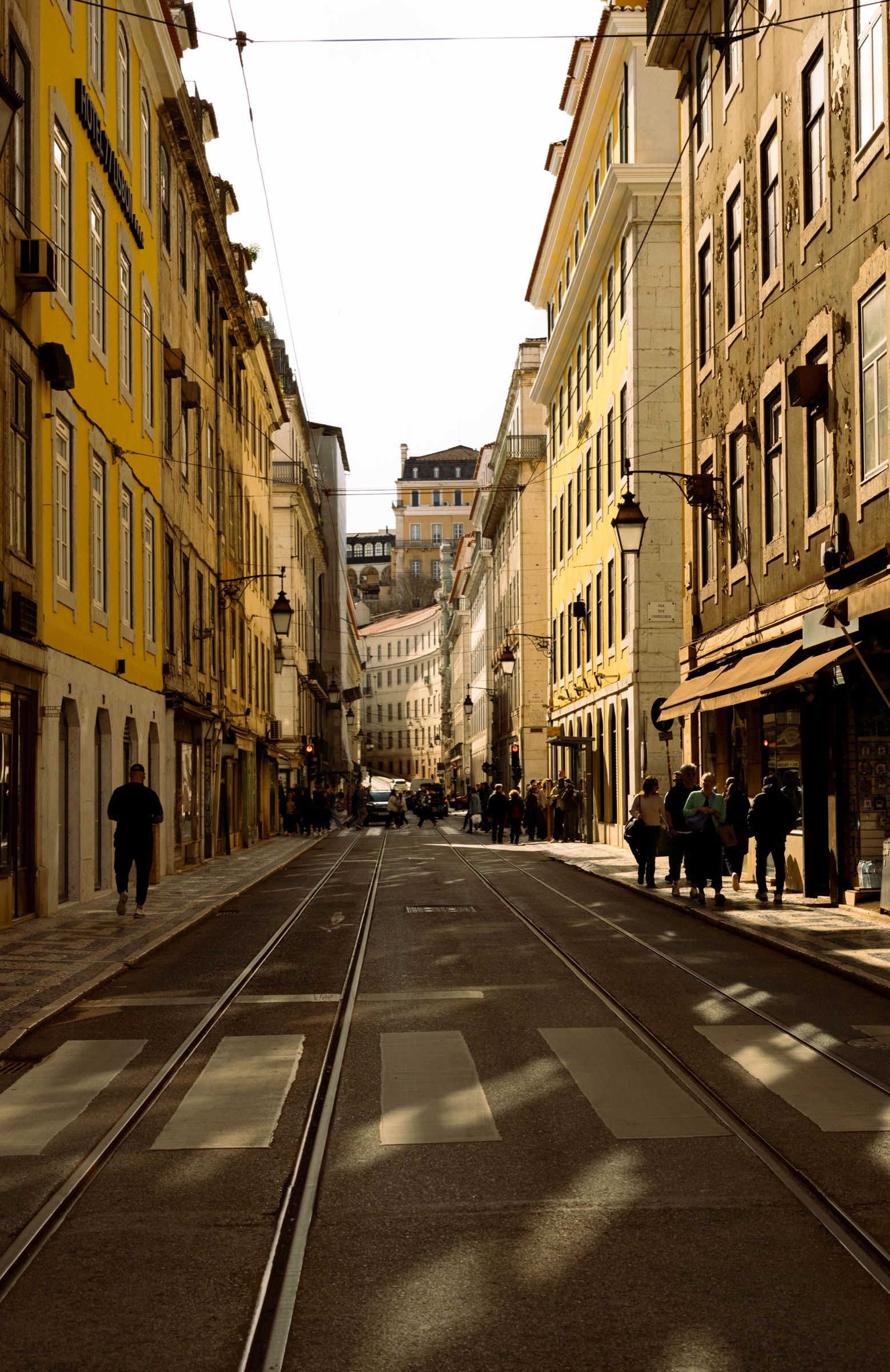 Rua entre prédios amarelos na Baixa de Lisboa