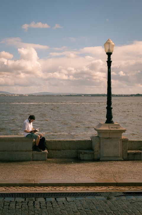 Um homem a ler junto ao Tejo, Lisboa