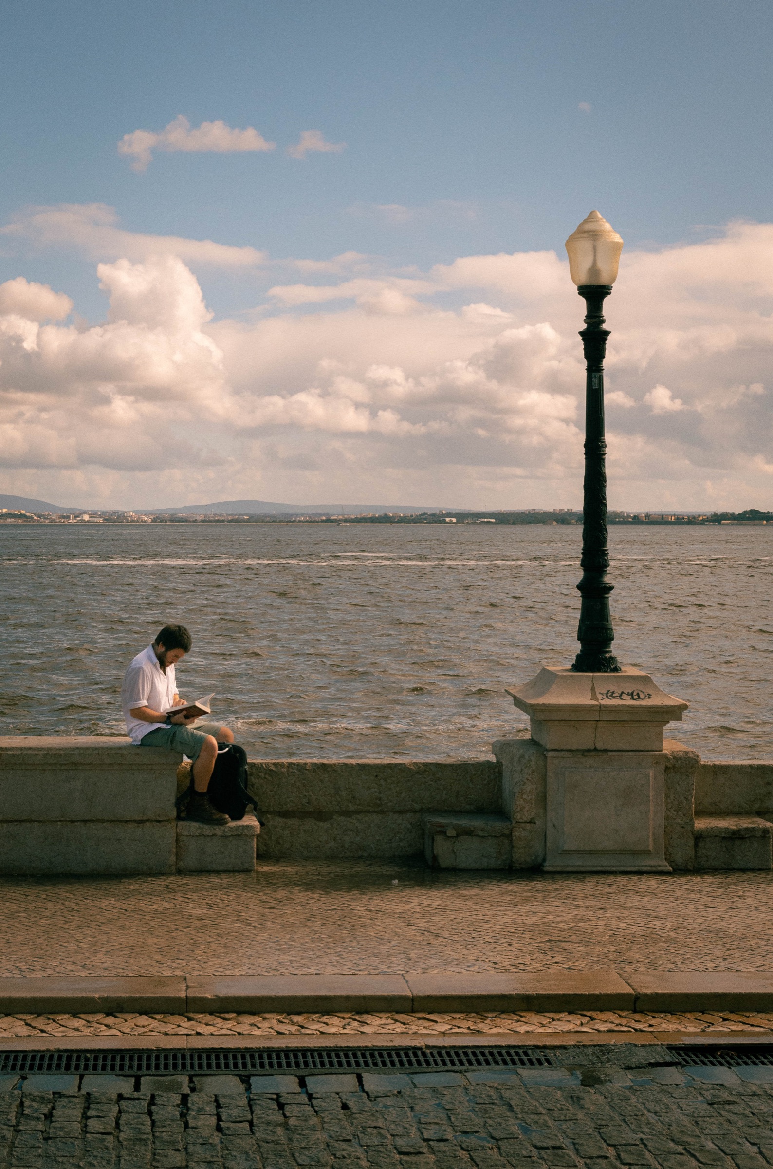 Um homem a ler junto ao Tejo, Lisboa