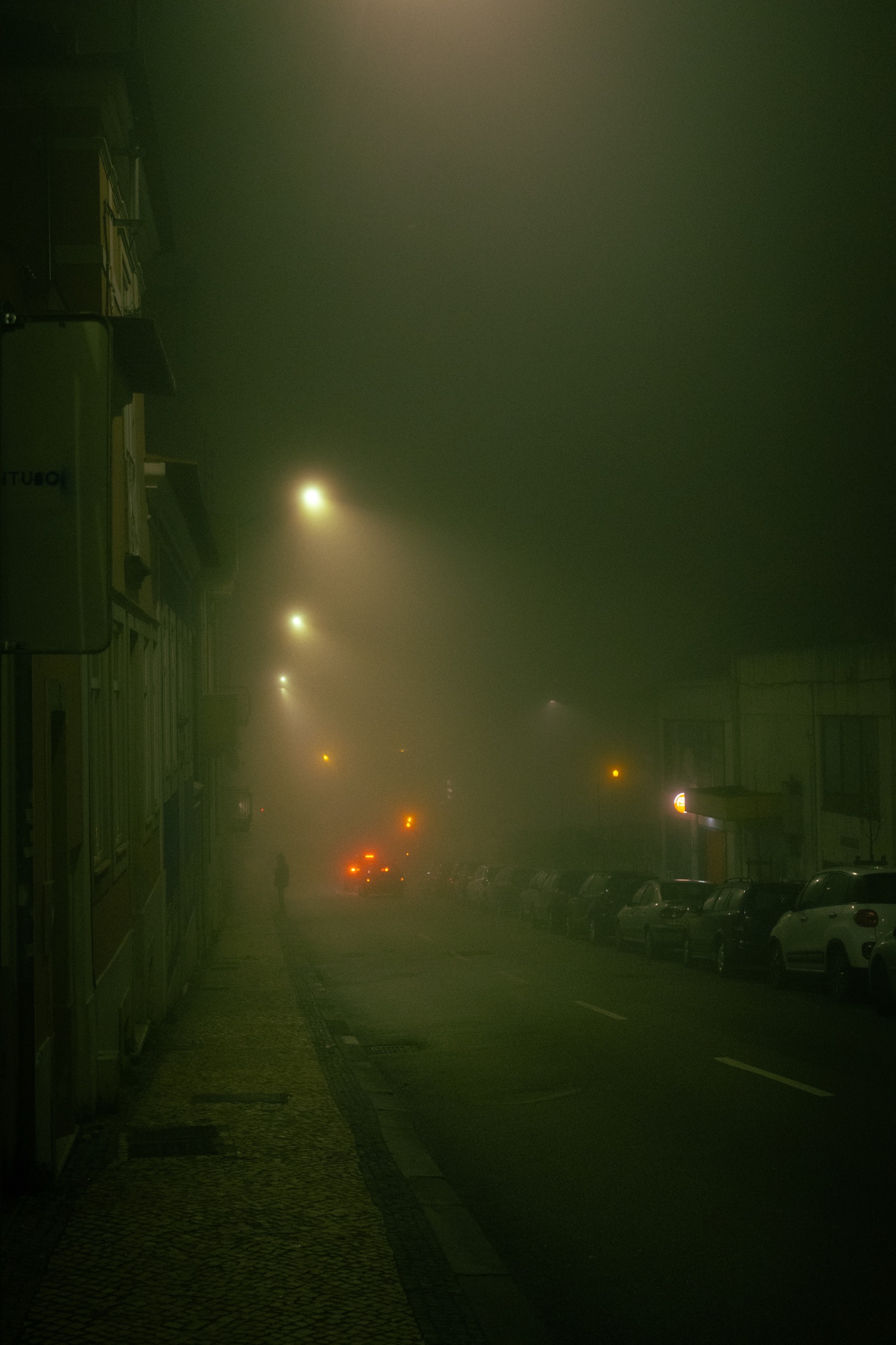 Uma figura a caminhar numa rua enevoada, Coimbra