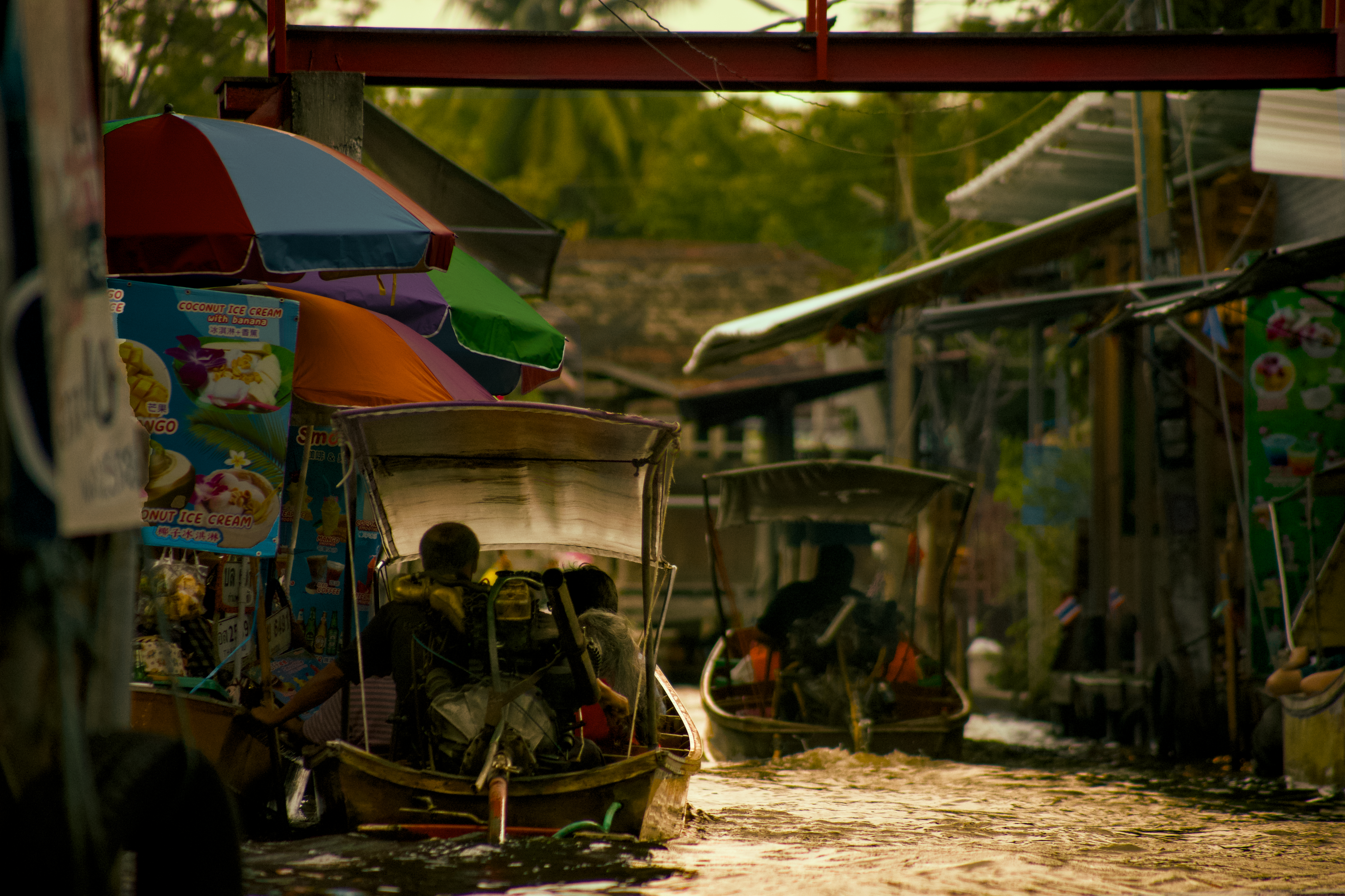 Afternoon boats on the canal