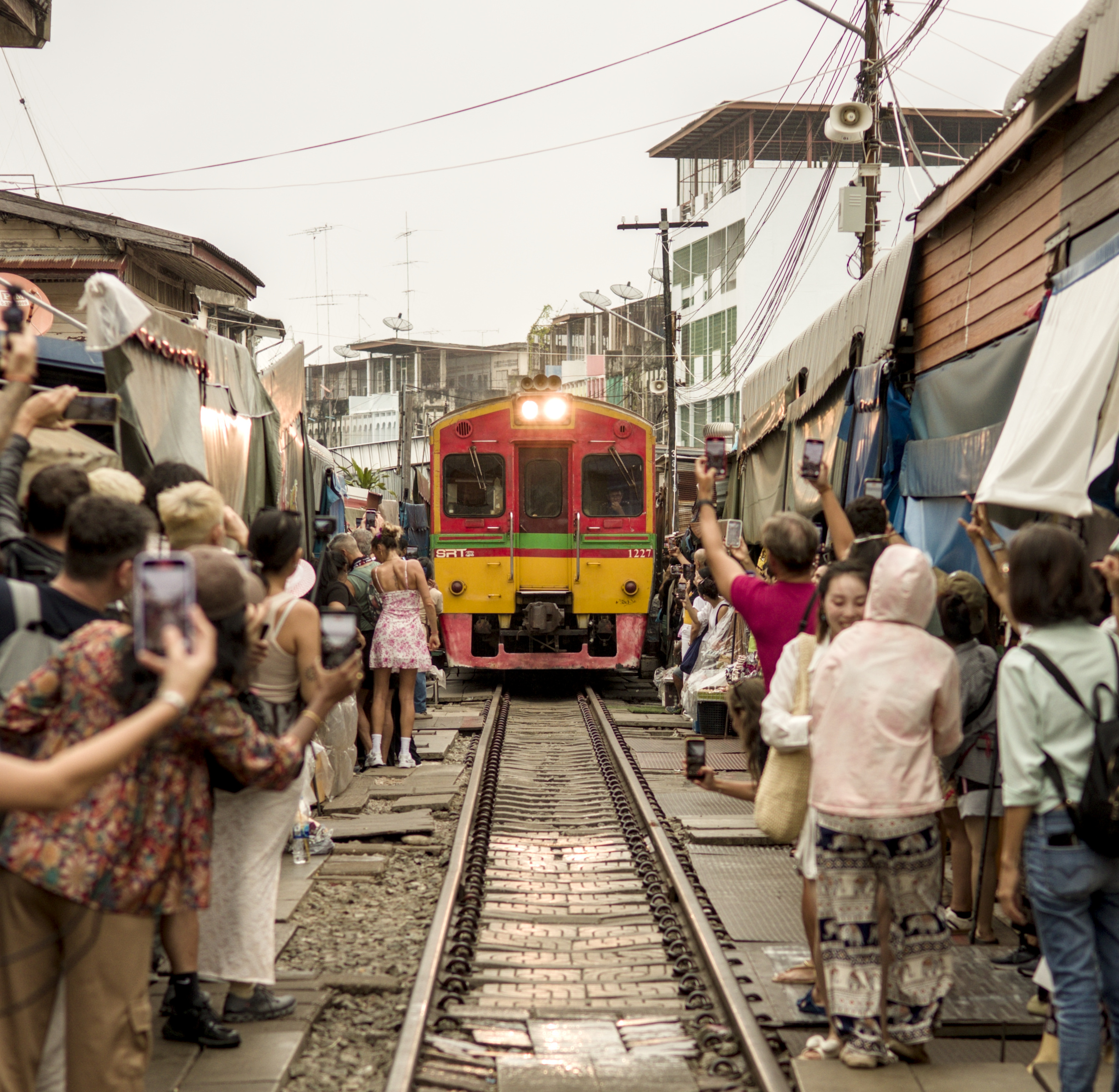 Train through Maeklong market